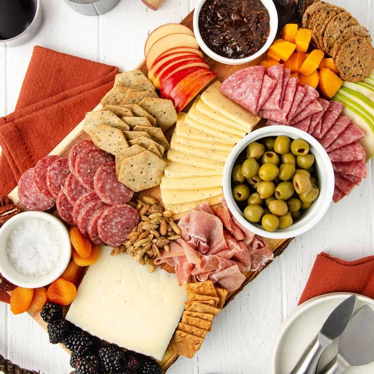 https://elisetriestocook.com/wp-content/uploads/2021/08/Gluten-Free-Charcuterie-Board-Featured-Image-min.jpg