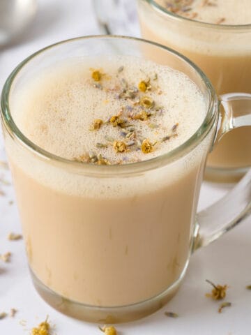 A featured image of an oat milk London fog tea latte.